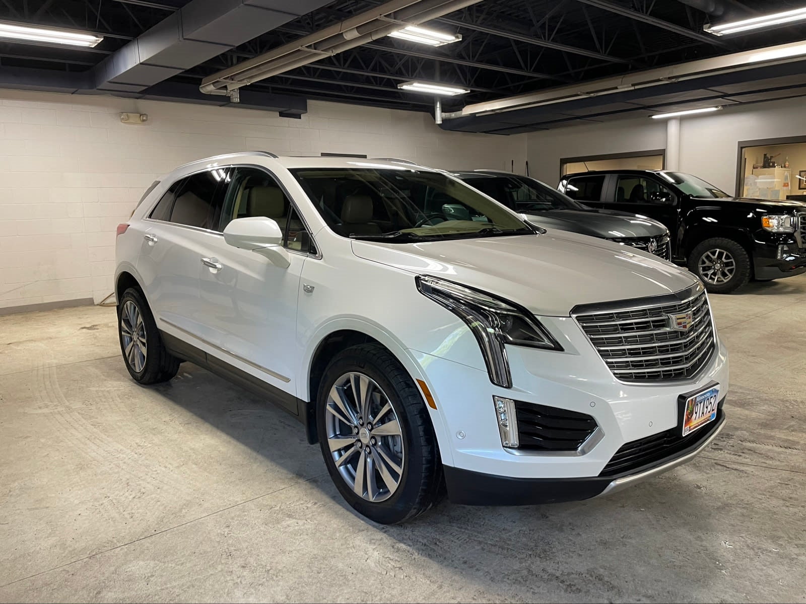Used 2017 Cadillac XT5 Platinum with VIN 1GYKNFRS4HZ143052 for sale in New Ulm, Minnesota