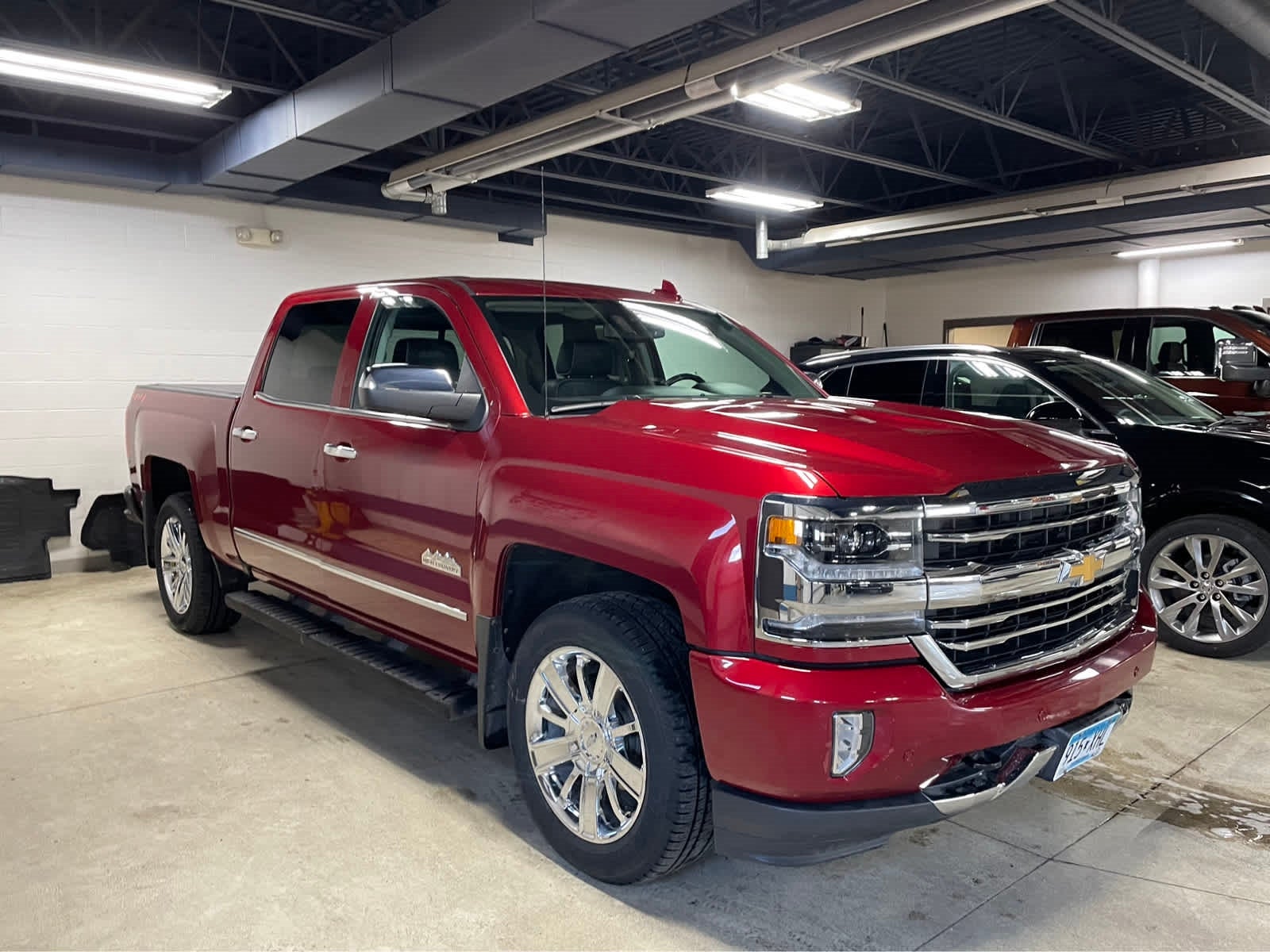Used 2018 Chevrolet Silverado 1500 High Country with VIN 3GCUKTEC6JG211653 for sale in New Ulm, Minnesota
